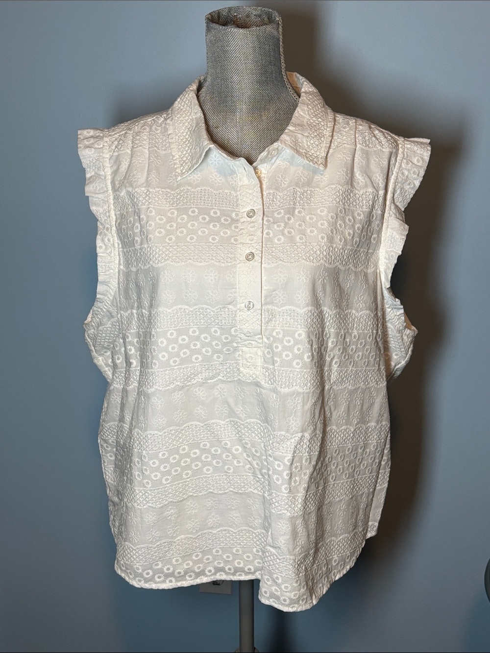 Sleeveless Eyelet Collared Blouse - White, Size XXL